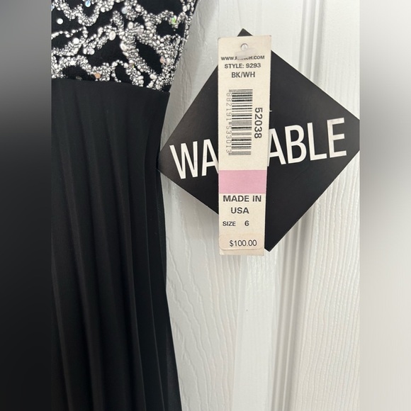 Super cute black dress - Picture 3 of 7